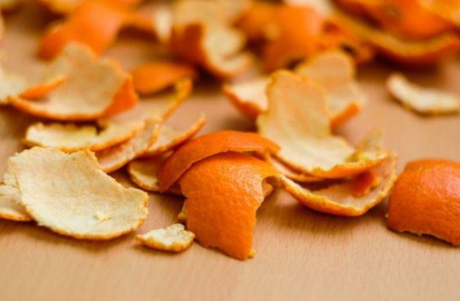 Cojile de portocală, combinate cu un alt ingredient din bucătărie, îți curăță casa rapid și ieftin