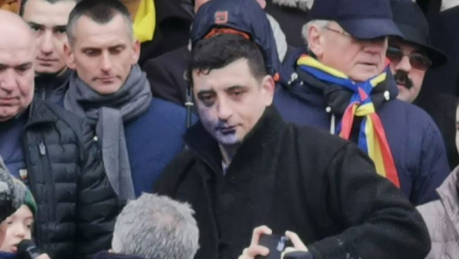 George Simion atacat de manifestanții de la Iași. Liderul AUR, mânjit cu cerneală pe față