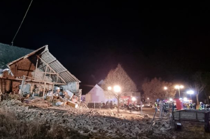 Germania. O familie de români a rămas pe drumuri după ce casa lor s-a prăbușit: Abia ce au cumpărat-o, iar autorităţile nu îşi explică de ce a căzut