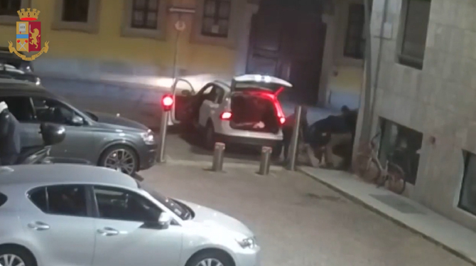 Italia. O bandă de lux formată din 9 români a fost luată cu asalt de poliție. Bărbații furaseră de aproximativ un milion de euro