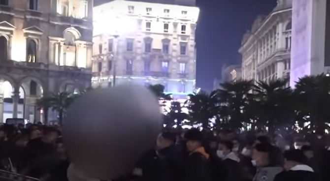 Italia. Tânără, atacată de cel puțin 30 de străini violenți: O înconjoară și o împing chiar în centrul orașului Milano - VIDEO