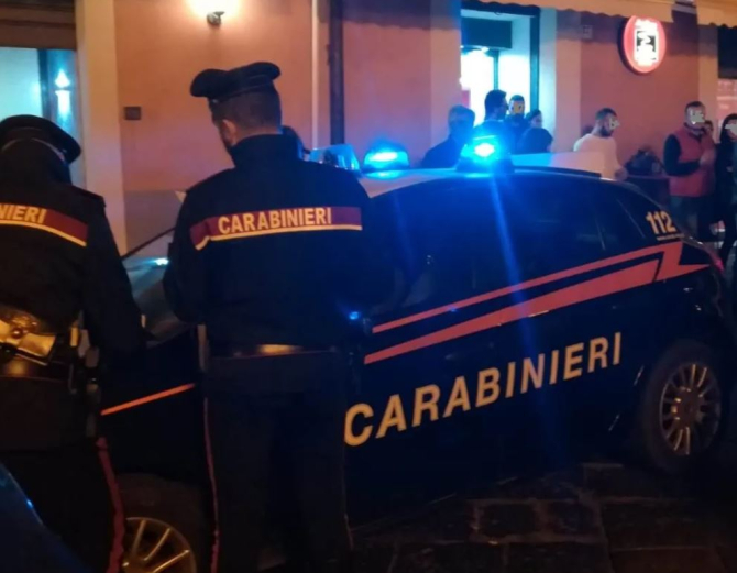 Italia. Un omân furios aflat în stare de ebrietate a fost amendat după ce s-a dezbrăcat în fața polițiștilor