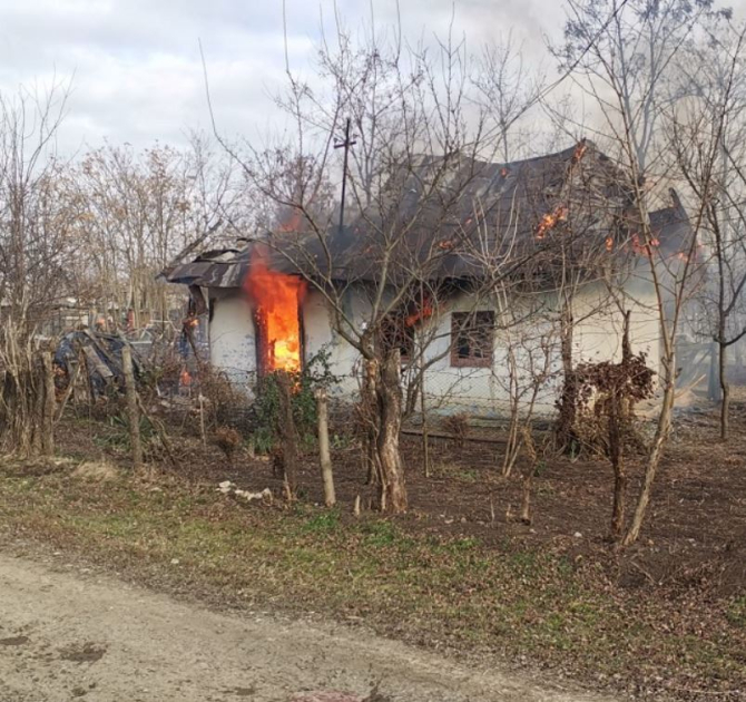 Româncă, cu probleme locomotorii, arsă de vie în incendiul care i-a cuprins locuința 