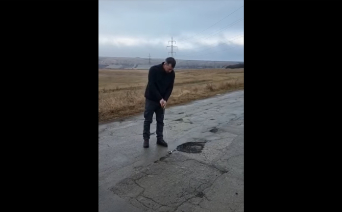 Românii au început să joace golf pe un drum, în semn de protest față de gropile din asfalt