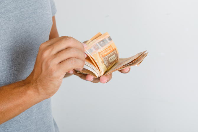Tinerii din Spania vor primi subvenţii de 250 de euro pe lună. Condiții