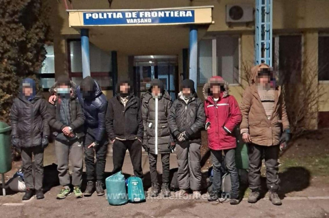 TIR, condus de un bulgar, oprit în vama Vărșand. Polițiștii au găsit opt migranți, ascunși printre marfa transportată 