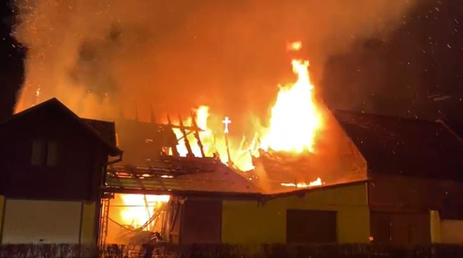 Trei case s-au făcut scrum într-un incendiu uriaș în Râșnov 