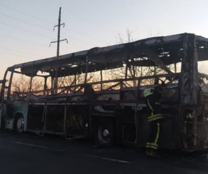 Un autocar cu pasageri, pe ruta Chișinău-București, mistuit de flăcări 