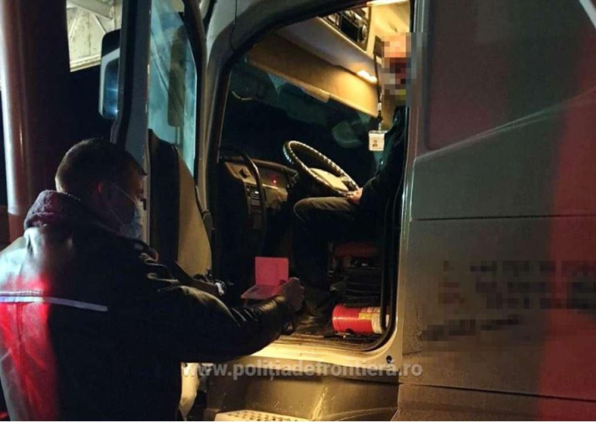 Un bărbat a încercat să iasă din România la volanul unui camion radiat. Șoferul a rămas pieton 