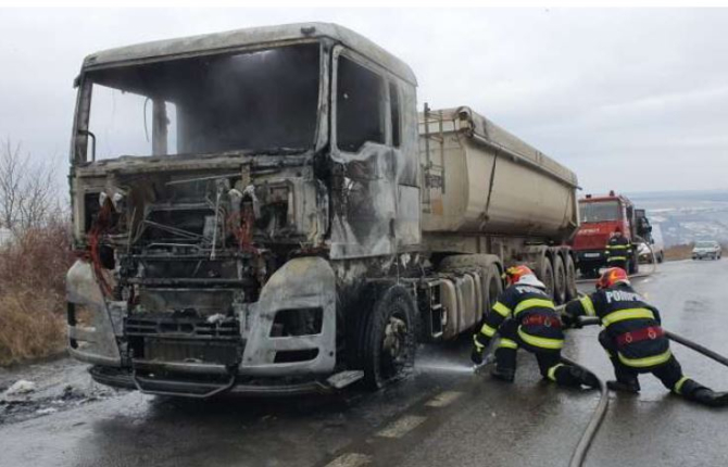Un camion, care transporta balast, a luat foc în trafic. Șoferul român a reușit să se salveze 