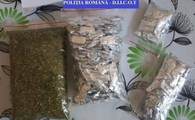 Un român a primit droguri din Spania. Prins, când ridica pachetul cu peste 7 kilograme de droguri de la o firmă de curierat 