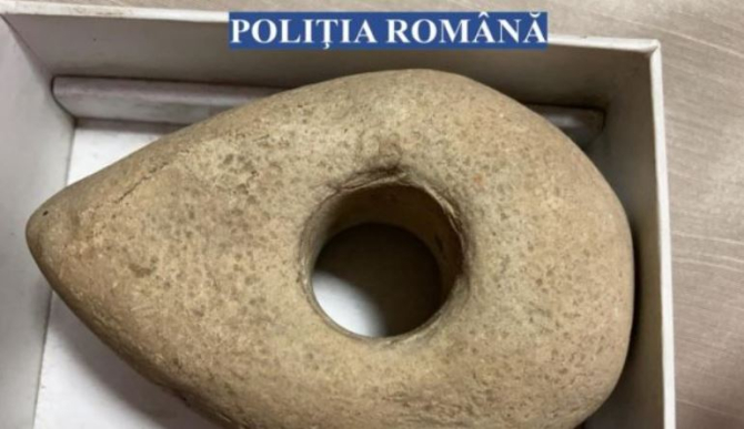 Un român a vrut să vândă un artefact de peste 6.000 de ani, pe care îl deținea ilegal