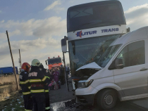 45 de români, implicați într-un accident dinte un autocar, un microbuz și un autoturism