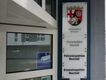 Germania. Doi români, hoți de buzunare, au golit cardul unei femei, după ce i-au sustras portofelul