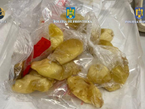 O femeie care a înghițit un kilogram de droguri, prinsă pe Aeroportul Otopeni