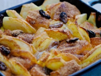 Plăcintă de mere cu blat din pâinea uscată din cămară. Un deliciul culinar, cu doar 160 de calorii.