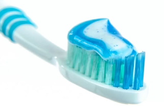 Cu ce putem înlocui pasta de dinți din comerț. Șase alternative naturale care te vor surprinde