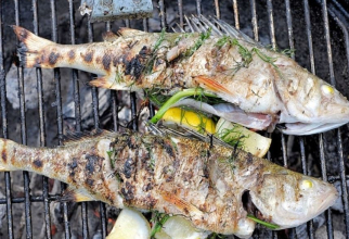 Cum să prepari peşte pe grătar fără să se lipească. Câteva trucuri care te salvează de la o cină dezastruoasă.