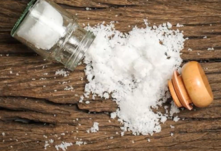 Gata cu clorul și mirosul înțepător: Amestecul cu sare care te scapă de mucegai. Folosește util ingredientul cu "o mie de utilizări"