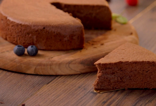 Prăjitură cu ciocolată din doar două ingrediente. O aromă intensă și o textură fragedă care se topește în gură. Gustul e de milioane! FOTO: captură video nestlecocina.es