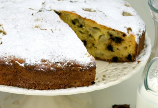 Prăjitură cu pere și ciocolată. O rețetă genială, gata în 5 minute. Amestecă toate ingredientele și dă-le la cuptor
