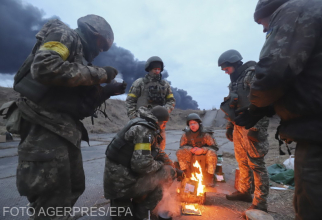 Soldații ucraineni se confruntă cu un nou adversar: tranșeele noroioase