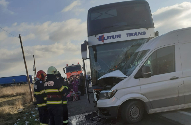 45 de români, implicați într-un accident dinte un autocar, un microbuz și un autoturism