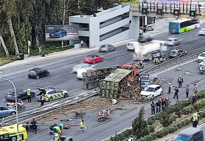 Accident cumplit în Malta  Un camion, plin cu fiare, s-a răsturnat. Un moldovean, aflat în vacanță, grav rănit 