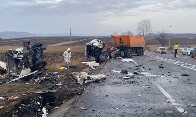 Accident foarte grav între un camion, o ambulanţă şi un autoturism. Șapte români au murit