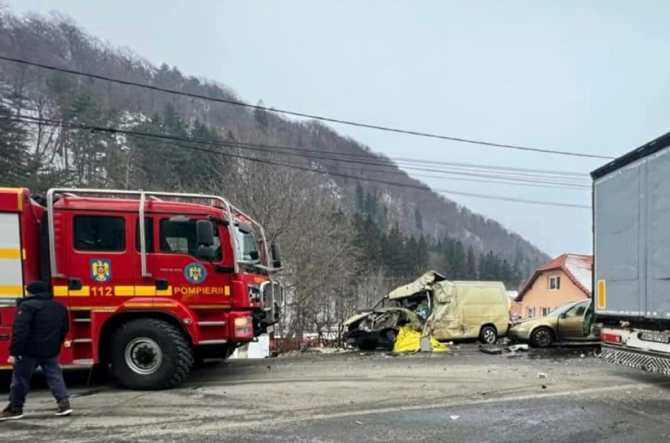 Accident teribil cu trei mașini. Unul dintre șoferii români a murit