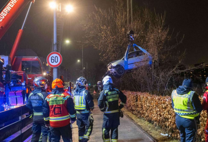 Austria. Un șofer român a provocat un accident rutier spectaculos în Innsbruck. Mașină, răsturnată în albia răului Inn