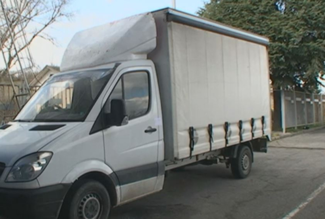 Camion abandonat, depistat de polițiștii din Bulgaria. Zeci de migranţi, unii cu simptome de asfixie, salvați de oamenii legii 
