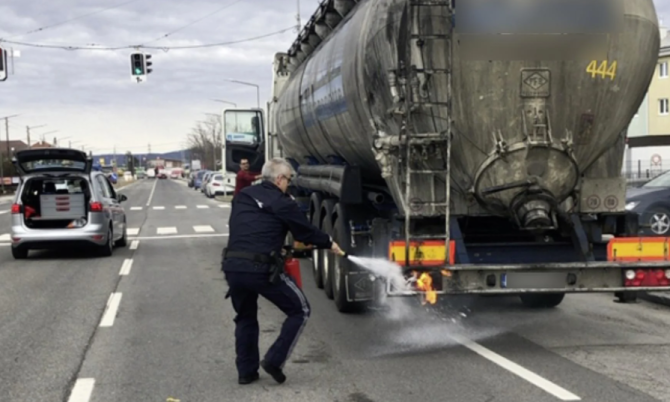 Polițistul austriac intervine pentru a stinge flăcările  (Foto: Poliția orașului Neunkirchen))