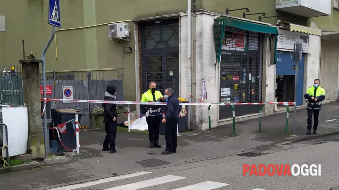 Un bărbat de origine română a fost găsit mort în plină stradă, în Italia. Nu se știe cauza decesului