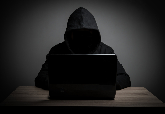 Gruparea Anonymous revendică responsabilitatea pentru piratarea „continuă” a site-urilor rusești