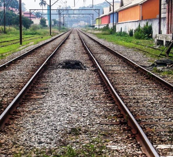 Cluj: Două vagoane ale unui tren de marfă au deraiat; călătorii din alt tren vor fi transbordați