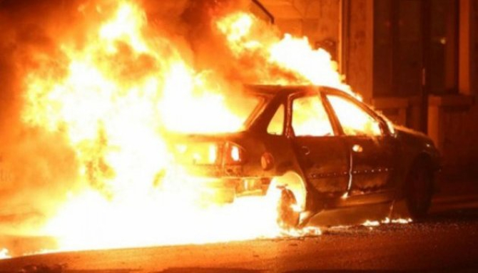Doi români au fost reținuți de poliție după ce au incendiat un autoturism furat