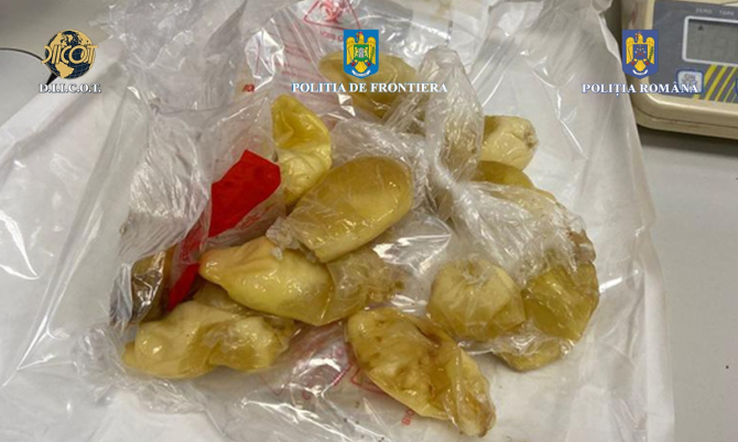 O femeie care a înghițit un kilogram de droguri, prinsă pe Aeroportul Otopeni