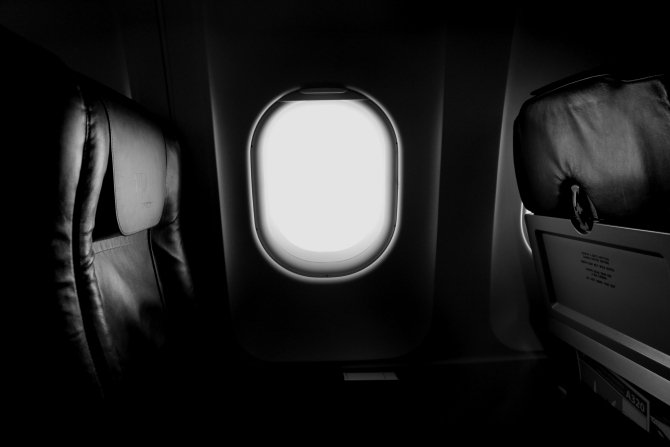 O pasageră care călătorea cu un zbor de noapte în Marea Britanie, violată chiar pe scaun: Presupusul agresor, reținut