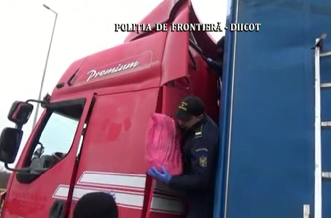 Opiu în valoare de 1,5 milioane de euro, descoperit deasupra cabinei unui camion, într-o vamă din România