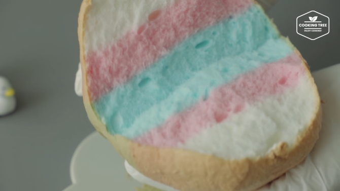 Cum să faci pâinea colorată „Cloud bread” de pe TikTok cu doar 3 ingrediente. O să îți uimești oaspeții