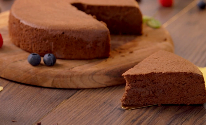 Prăjitură cu ciocolată din doar două ingrediente. O aromă intensă și o textură fragedă care se topește în gură. Gustul e de milioane! FOTO: captură video nestlecocina.es