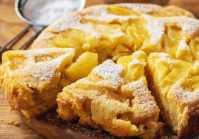 Prăjitură senzațională din șase mere și un iaurt. Fără unt și cu un pumn de făină. Doar 95 de calorii pe felie