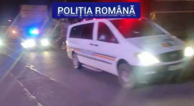 Şapte români, duși la audieri după o razie a poliţiştilor. Au fost ridicate un pistol, cuţite şi săbii 