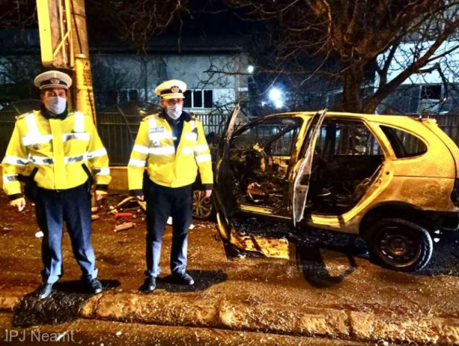 Șofer român, blocat într-o maşină în flăcări, salvat, în ultima clipă de doi polițiști. Bărbatul intrase cu automobilul într-un stâlp 