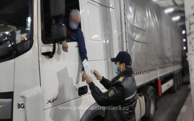 Șofer ucrainean de camion a încercat să înșele vigilența polițiștilor români de frontieră. Bărbatul a prezentat doua asigurări false