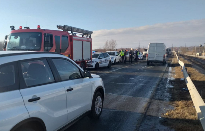 Teribil accident pe DN 22B: Cinci mașini implicate, traficul blocat. FOTO: captură obiectivbr.ro