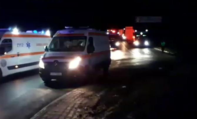 Tineri români, salvați după un accident de mașina inteligentă: A sunat singură la 112 și a transmis unde se află automobilul