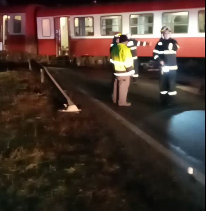 TIR, lovit în plin de un tren, care avea un singur pasager și doi mecanici 