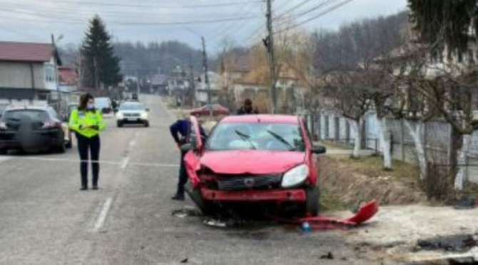 Trei minori români răniți, după ce mașina în care se aflau a intrat într-un cap de pod